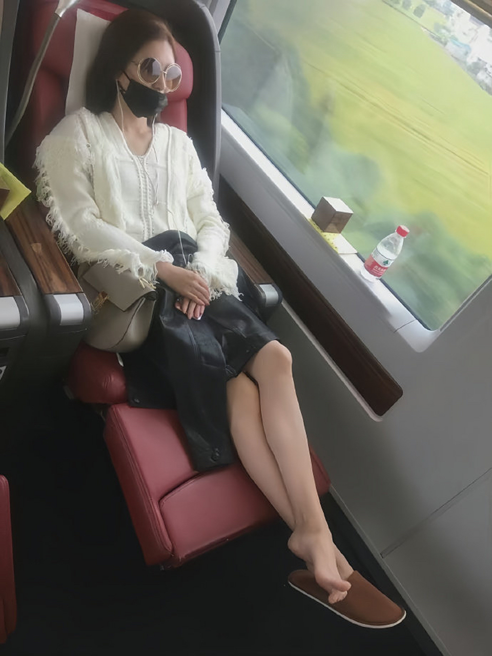 江疏影和黄圣依,两位姐姐这是在比拼美腿?