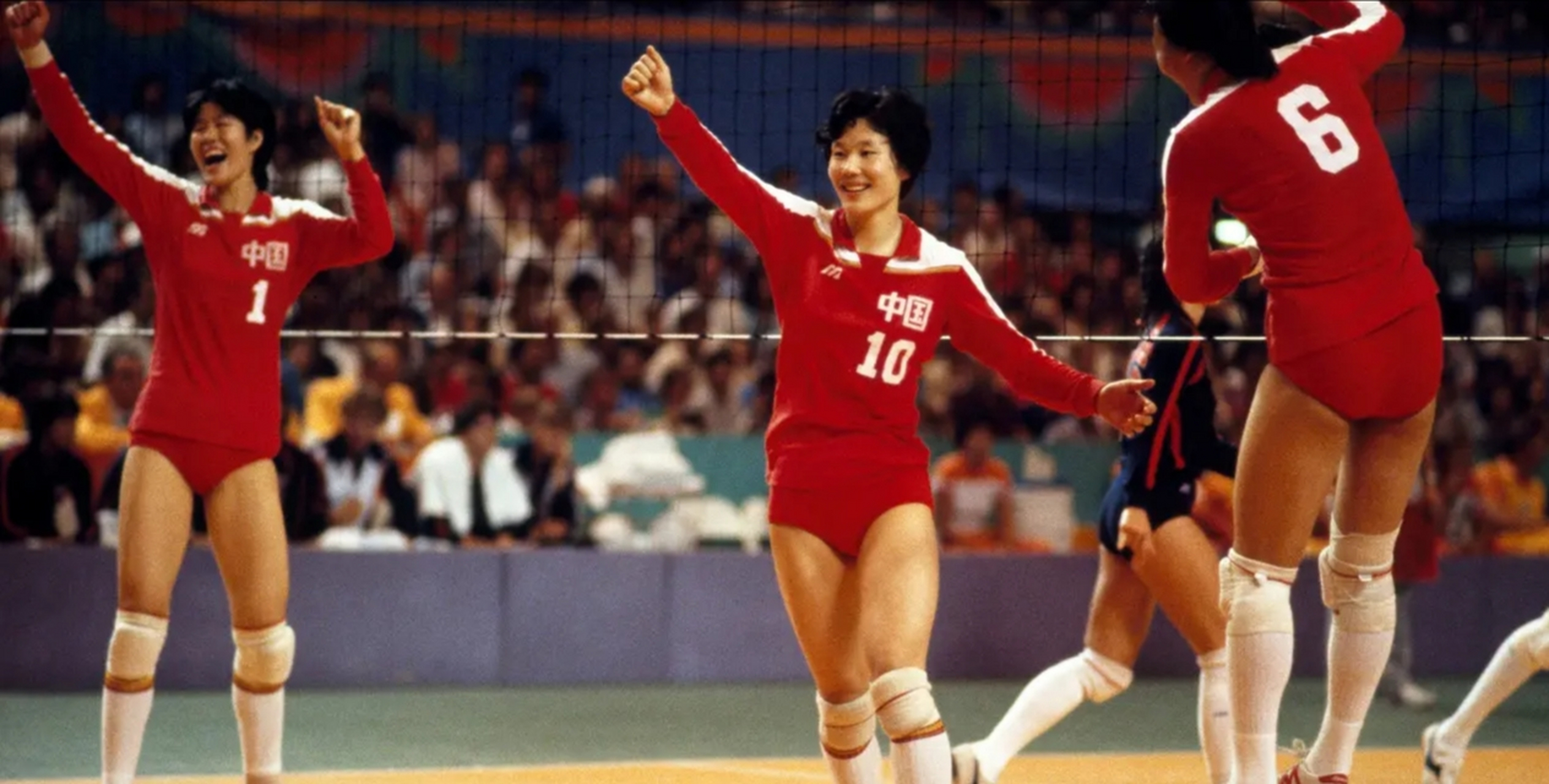 1984年,郎平和中国女排的姑娘们在奥运会上击败美国代表队,为国争光