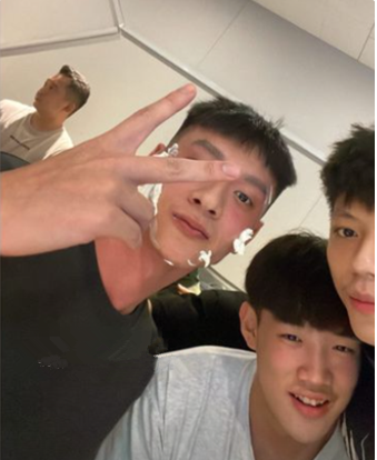 陈宝莲儿子晒庆生照!21岁已出道,高大帅气,纹身很前卫,羡慕!