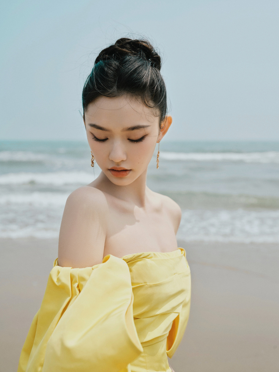 林允黄色抹胸礼服海边漫步,皮肤白皙,身材丰满,酥胸迷人#明星生图大赏