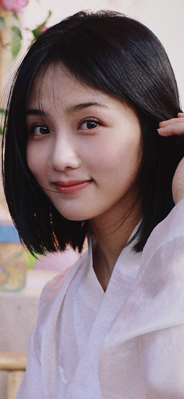 短发美女蔡卓音