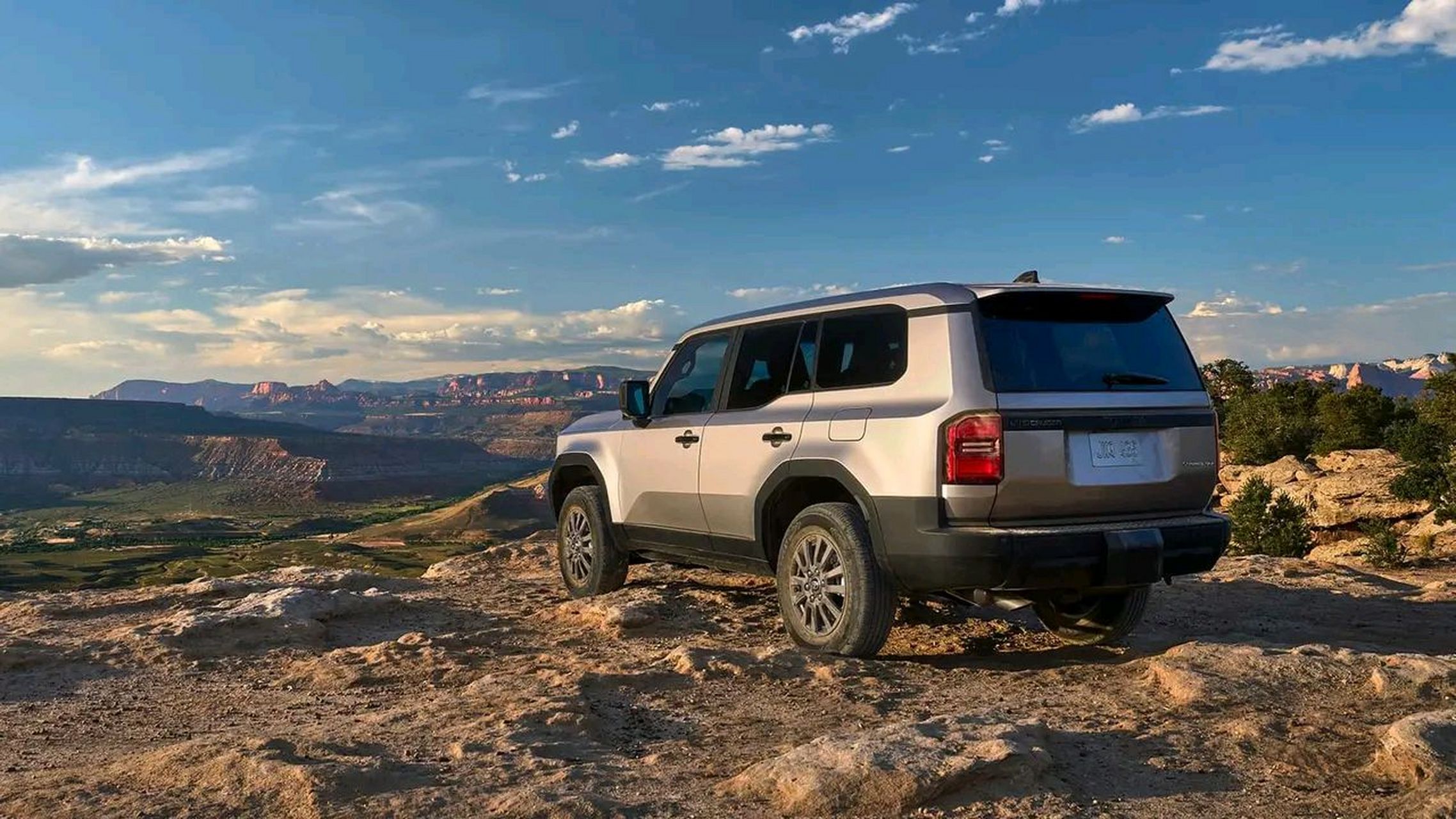 丰田发布美规新普拉多(代号lc250),和新gx同平台,走硬派"霸道"风,有方