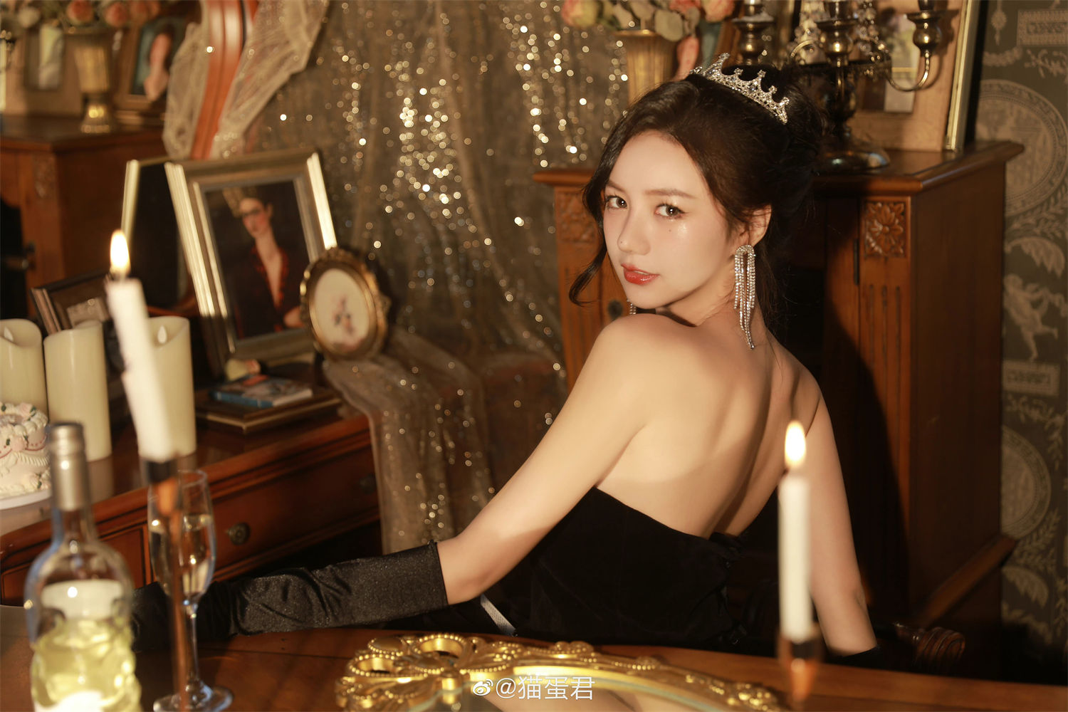 洛丽塔大哥微博秒删图，蜡烛摇曳下的侧脸楚楚动人
