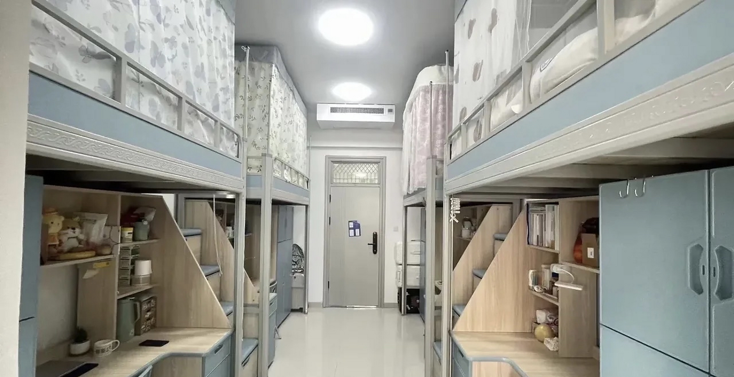 南京信息工程大学学生宿舍,四人间,上床下桌,安装空调,宿舍环境真不错