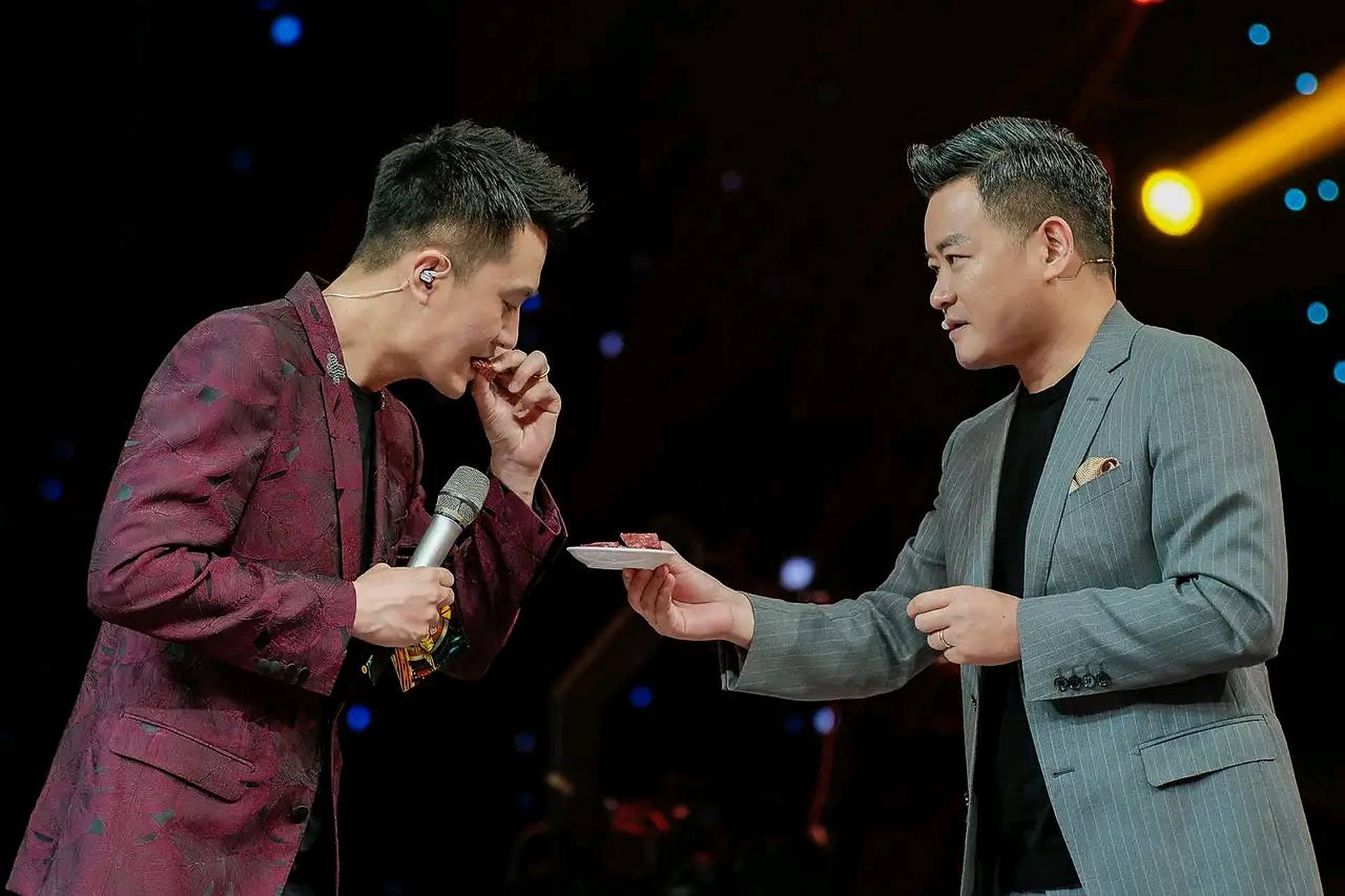 主持中的一对好兄弟好搭档,杨帆幽默风趣,佳明沉稳知性,两人搭档互补