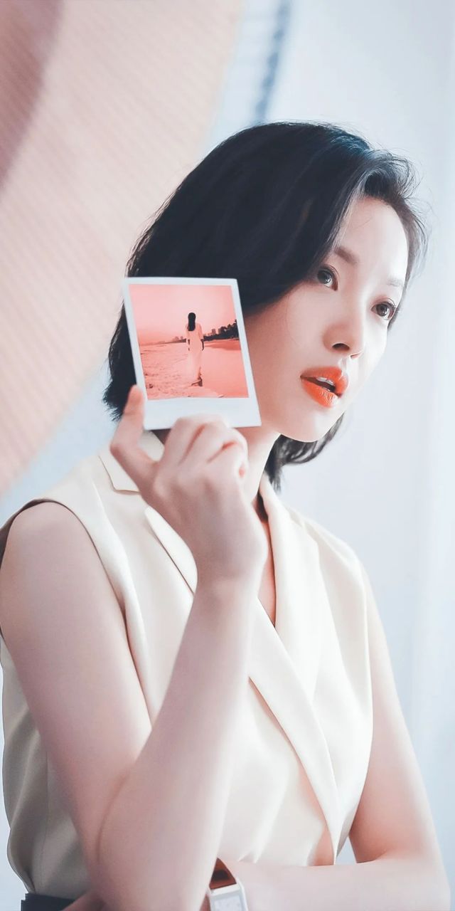 倪妮饰演的陈麦短发红唇,一身职业套装干练飒爽.