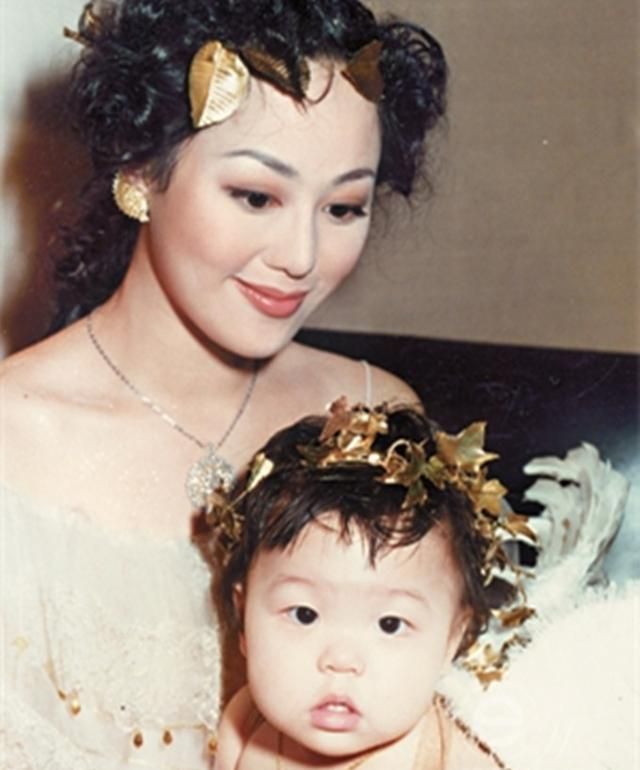 章小蕙女儿晒照为后妈庆生,只字不提生母,曾表示不需要对方保护