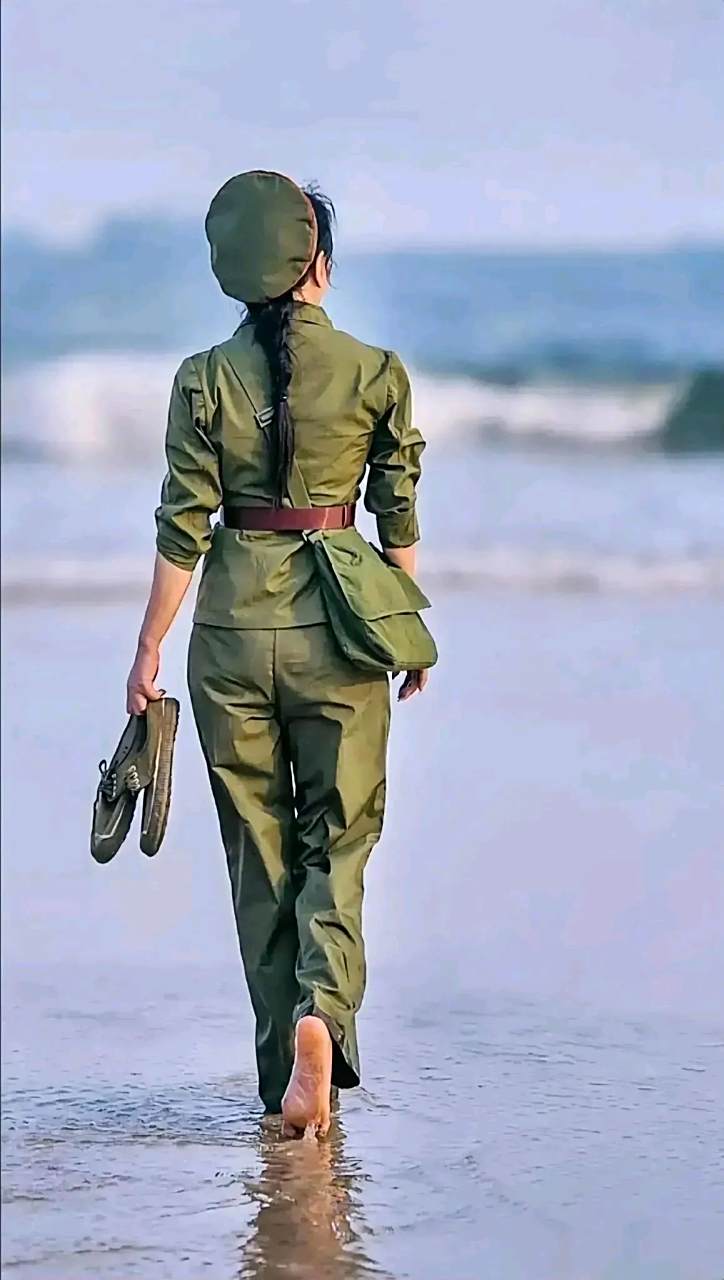 看到一张女兵背影美照.问:是真的女兵,还是摆拍的?