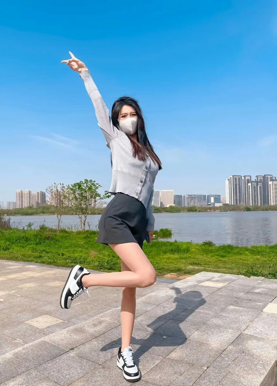 工作之余,出来晒晒小短腿#美女