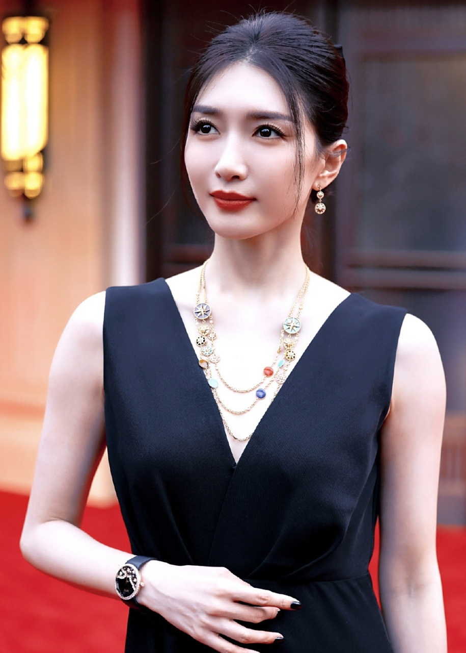 性感妩媚,养眼吸睛的#江疏影# 一袭黑色深v露背礼裙,雪肤玉貌的容颜