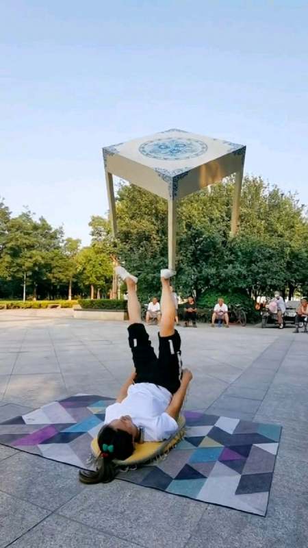 谁说女子不如男小姐姐这个腿力厉害不直接把大桌子顶起来