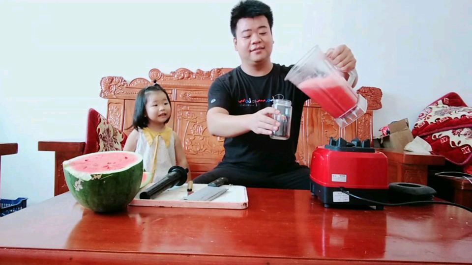 女儿最爱吃西瓜,和爸爸在家自制西瓜汁,夏天打开水龙头就能喝