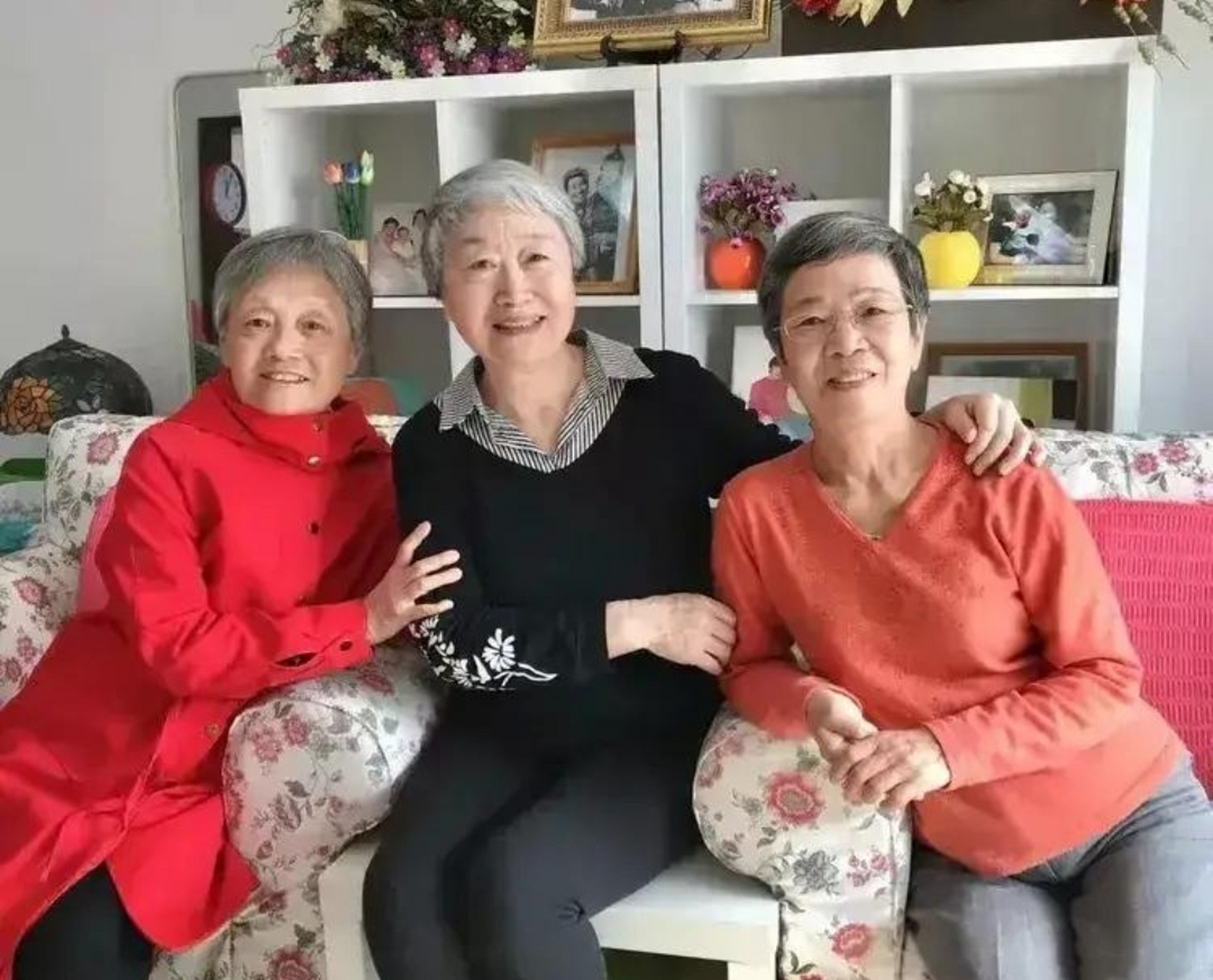 谢小沁大姐颜值爆表,她年轻时候漂亮,老年照片风采依旧!