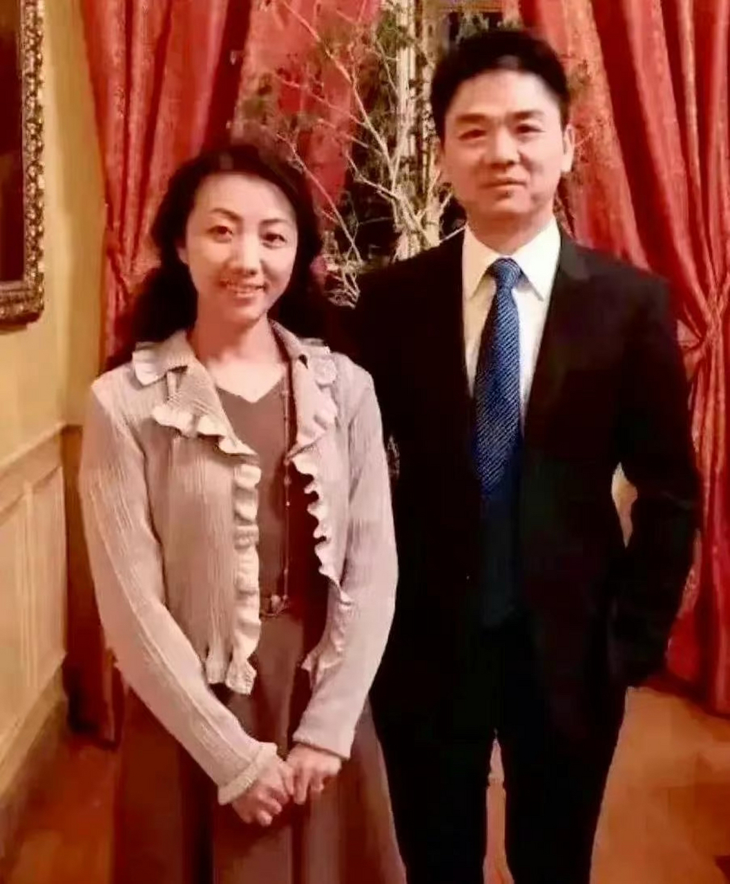 现在刘强东和奶茶妹妹章天泽结婚了,京东也不可能改名为"泽东"