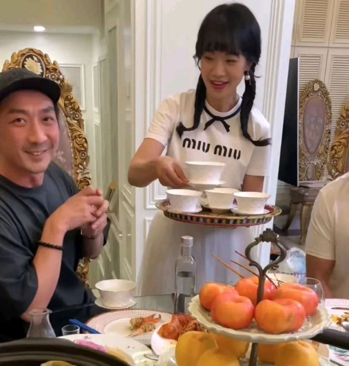 近日,千万网红富婆cici邀请李灿森来家里做客,特别的