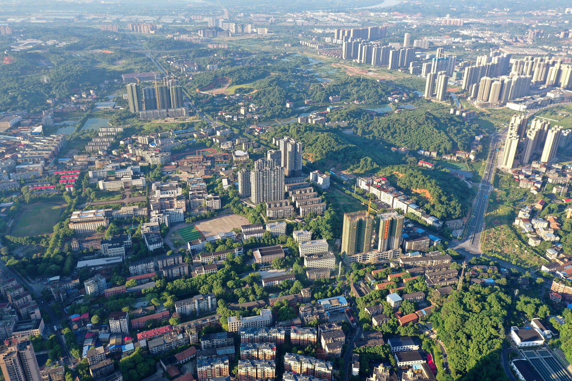 昨天航拍衡阳第一高楼时,顺便把镜头前移,拍了一张湖南三师和衡阳师院