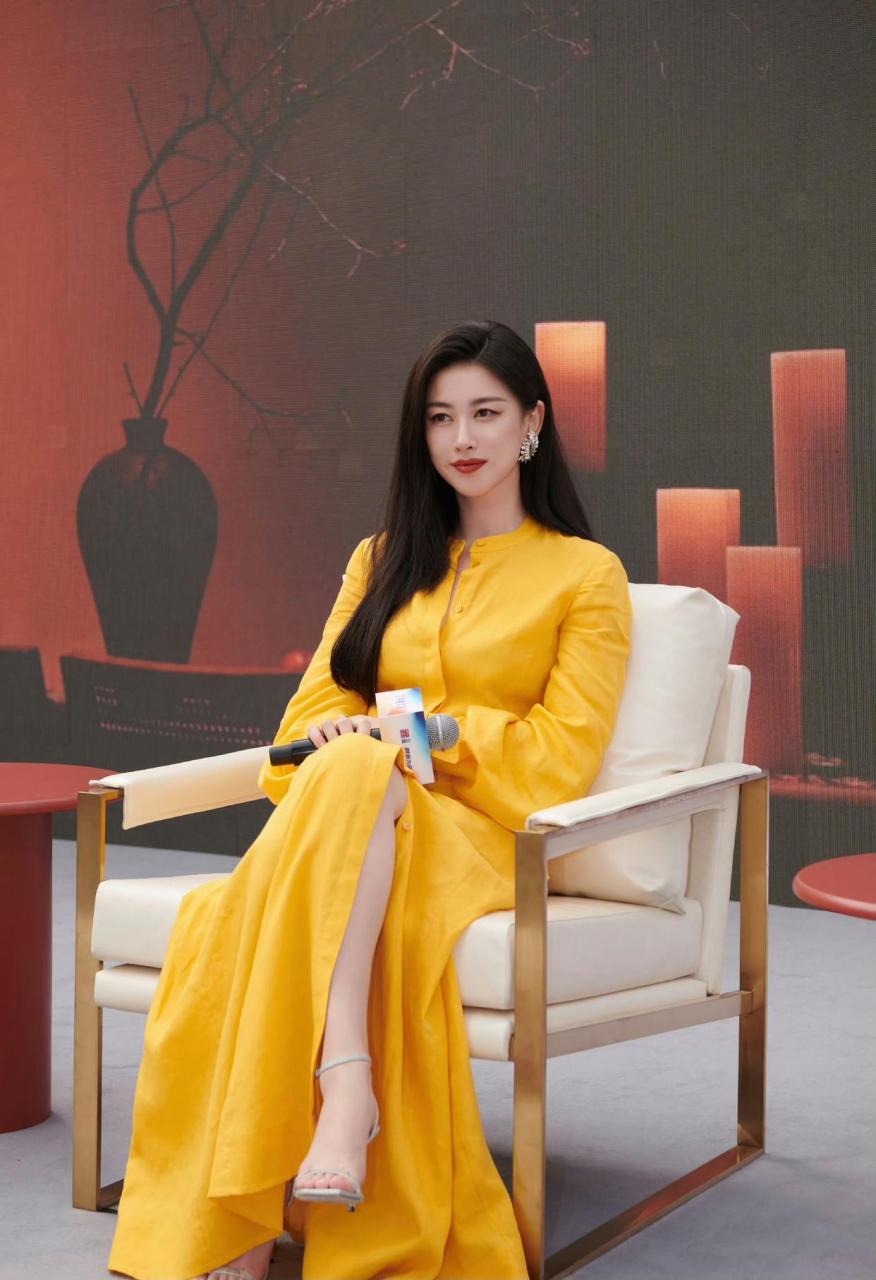 朱珠身着黄色开叉长裙,优雅大方,身材曲线美有此身材真好,颜值与气质