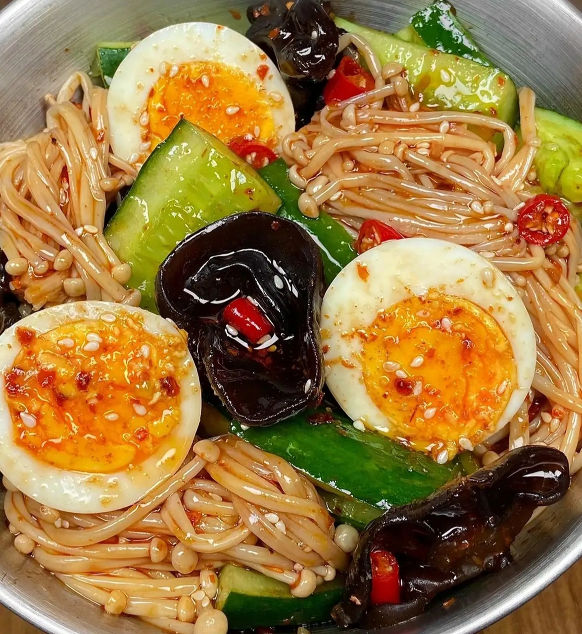 我的美食分享#  鸡蛋黄瓜拌金针菇  食材:鸡蛋,黄瓜,木耳,金针菇