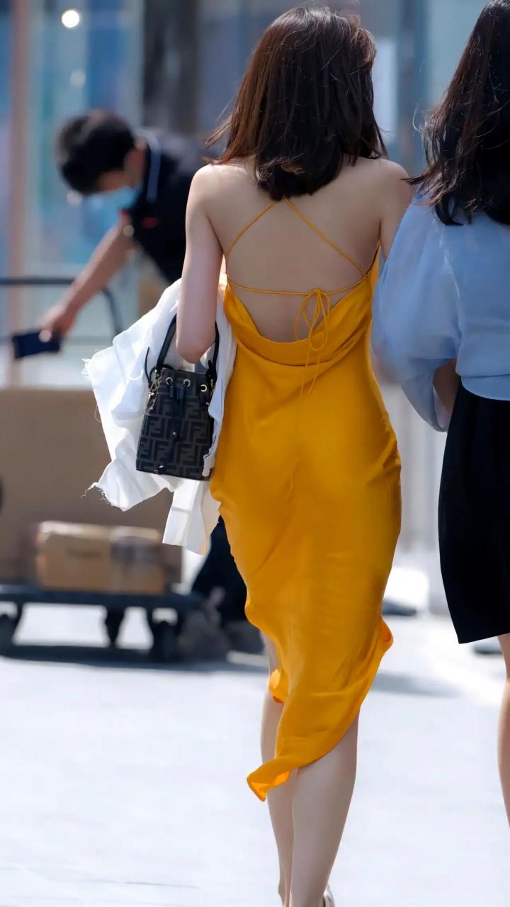 街拍美女#黄衣女子的魅惑:炎炎夏日走上街头,总会有不一样的惊喜在