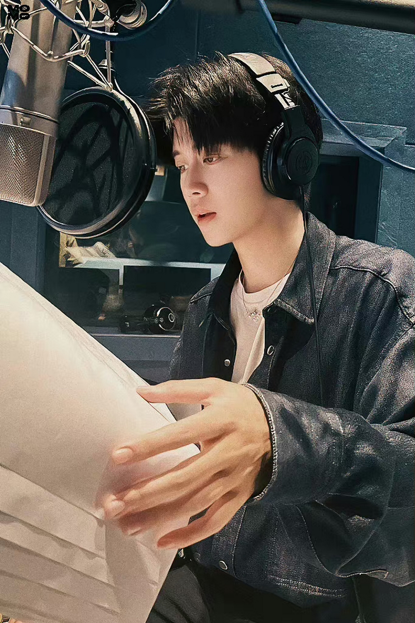 任嘉伦# 他的手,那么温柔细长