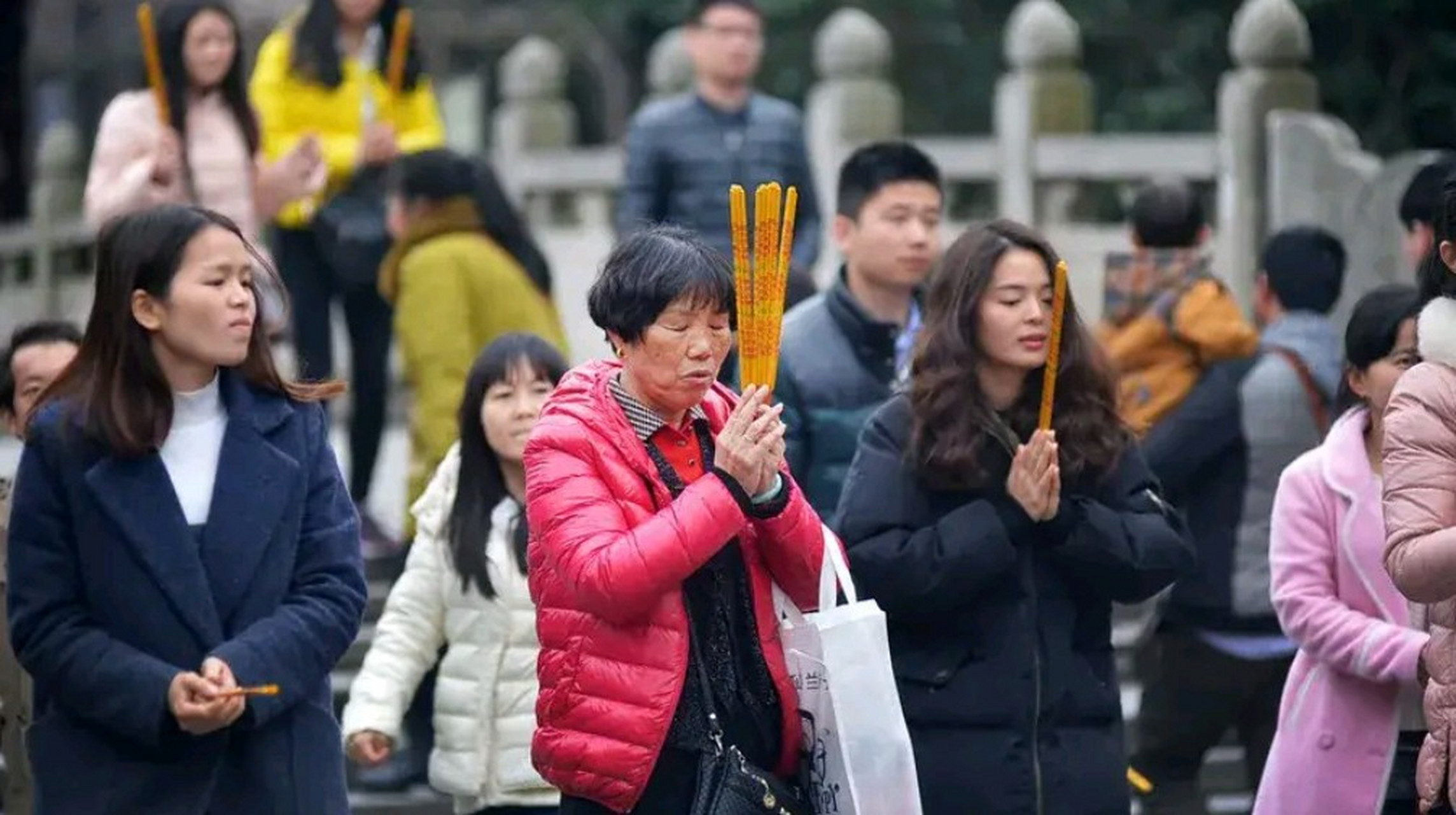 年轻人热衷上香改变命运,这个现象真的让人堪忧.