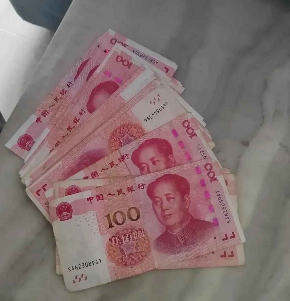 老公昨天发工资了,一共发了7000块钱,到家就上交了3000块钱给我