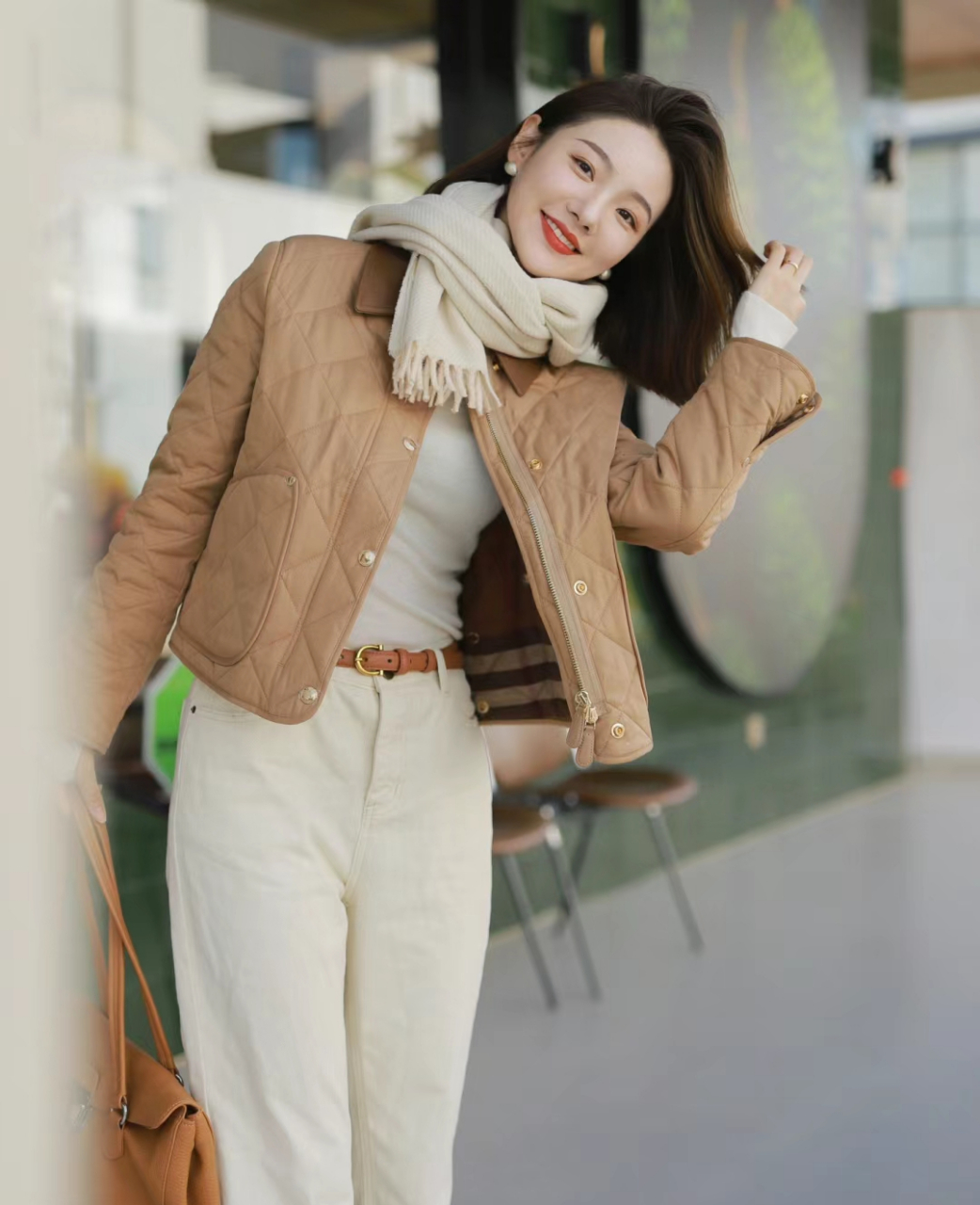 短款设计的驼色棉衣搭配米白色窄脚裤,轻松穿出高级感,驼色棉衣和驼色