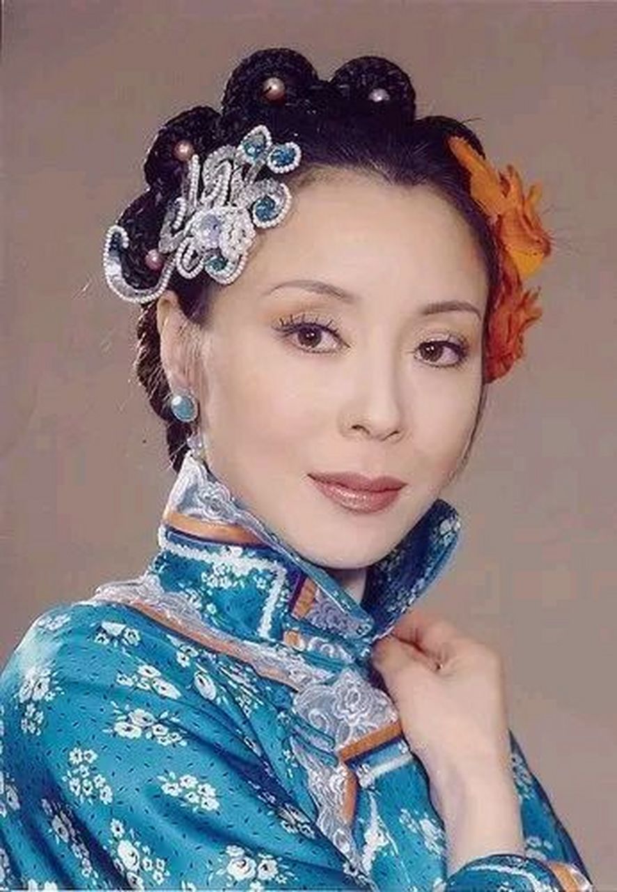 女演员岳秀清,标准的北京大妞,演员吴刚喜欢她,还不敢说,有一天