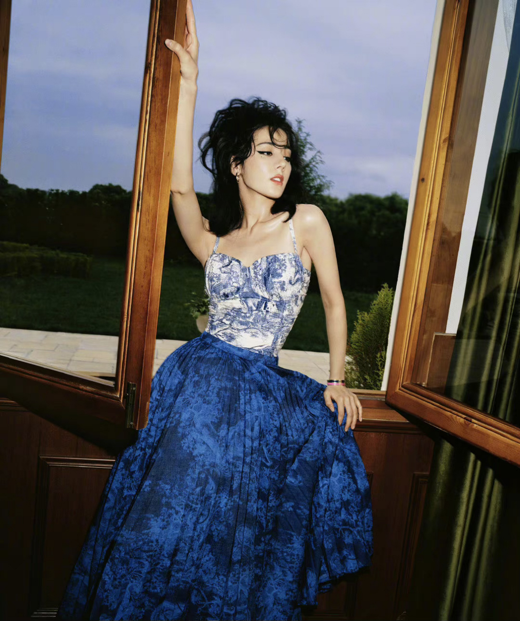 把浓颜的优势充分发挥出来了～  #迪丽热巴嘉人now夏季刊封面