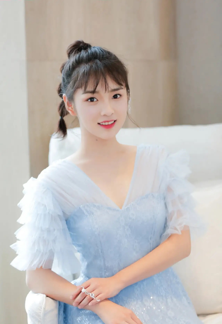 百家号星火计划# 孙雅丽出席活动,一袭谈蓝纱裙,清新灵动仙气满格.