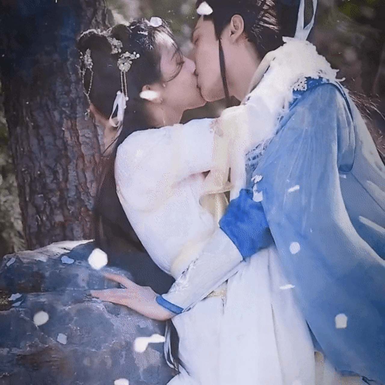 罗云熙和白鹿吻戏,拍摄现场走戏,欲亲未亲的氛围感最戳人,罗云熙整理