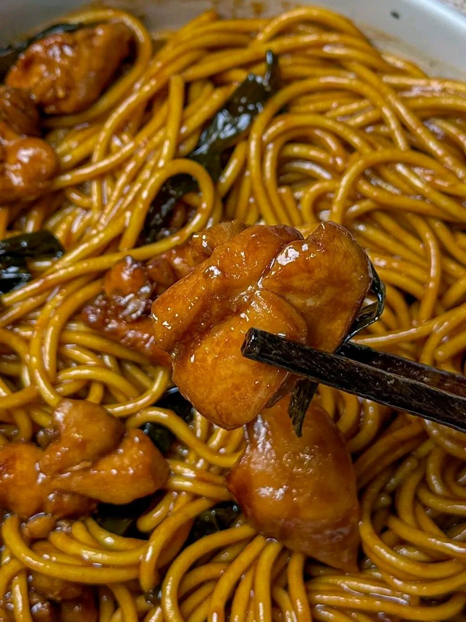 周末做了这个葱油鸡腿拌面,全家一致支持我去出个摊 加了鸡腿和大料