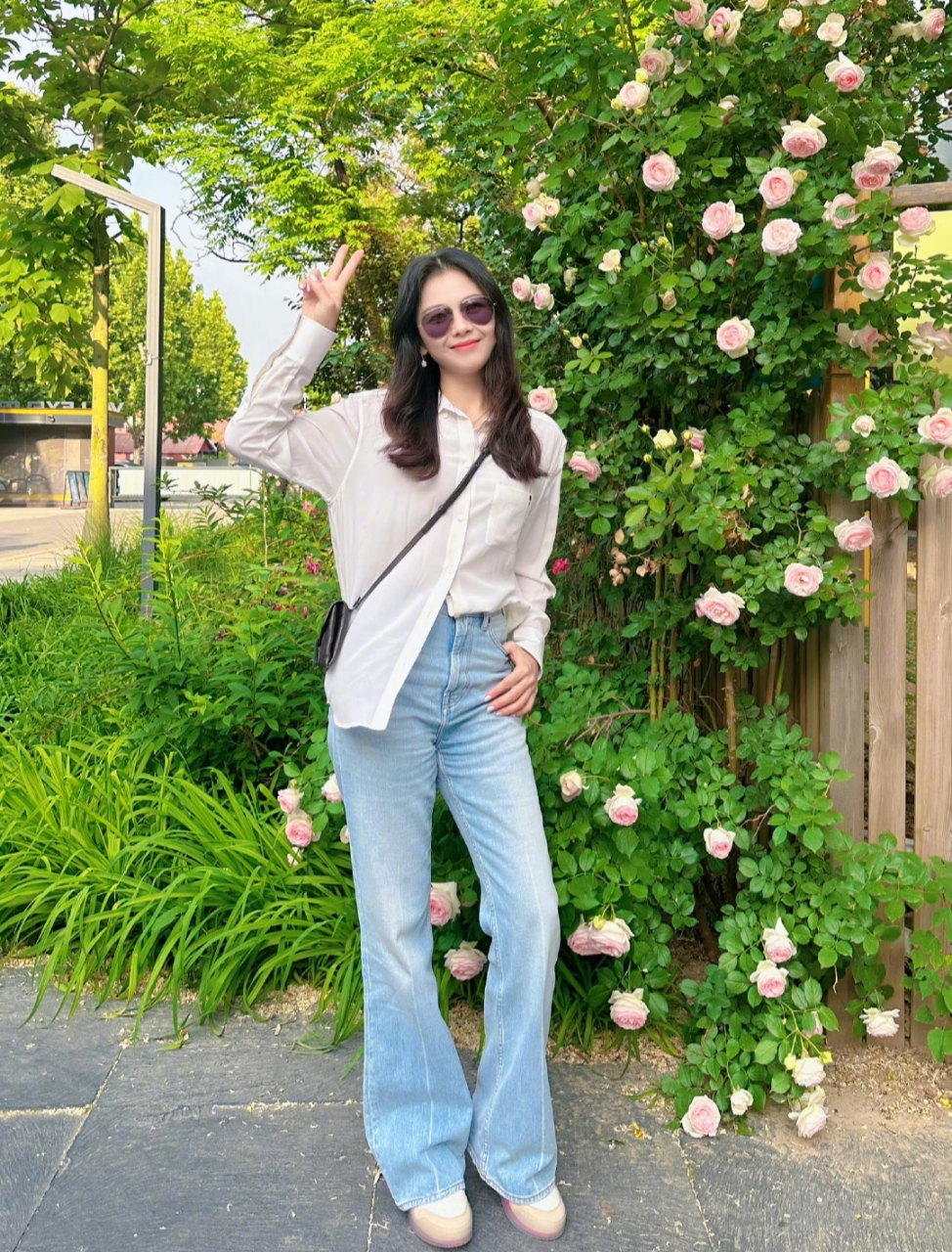 刘涛520随拍,身穿白色上衣搭配牛仔裤,清新优雅,简约时尚,气质迷人!