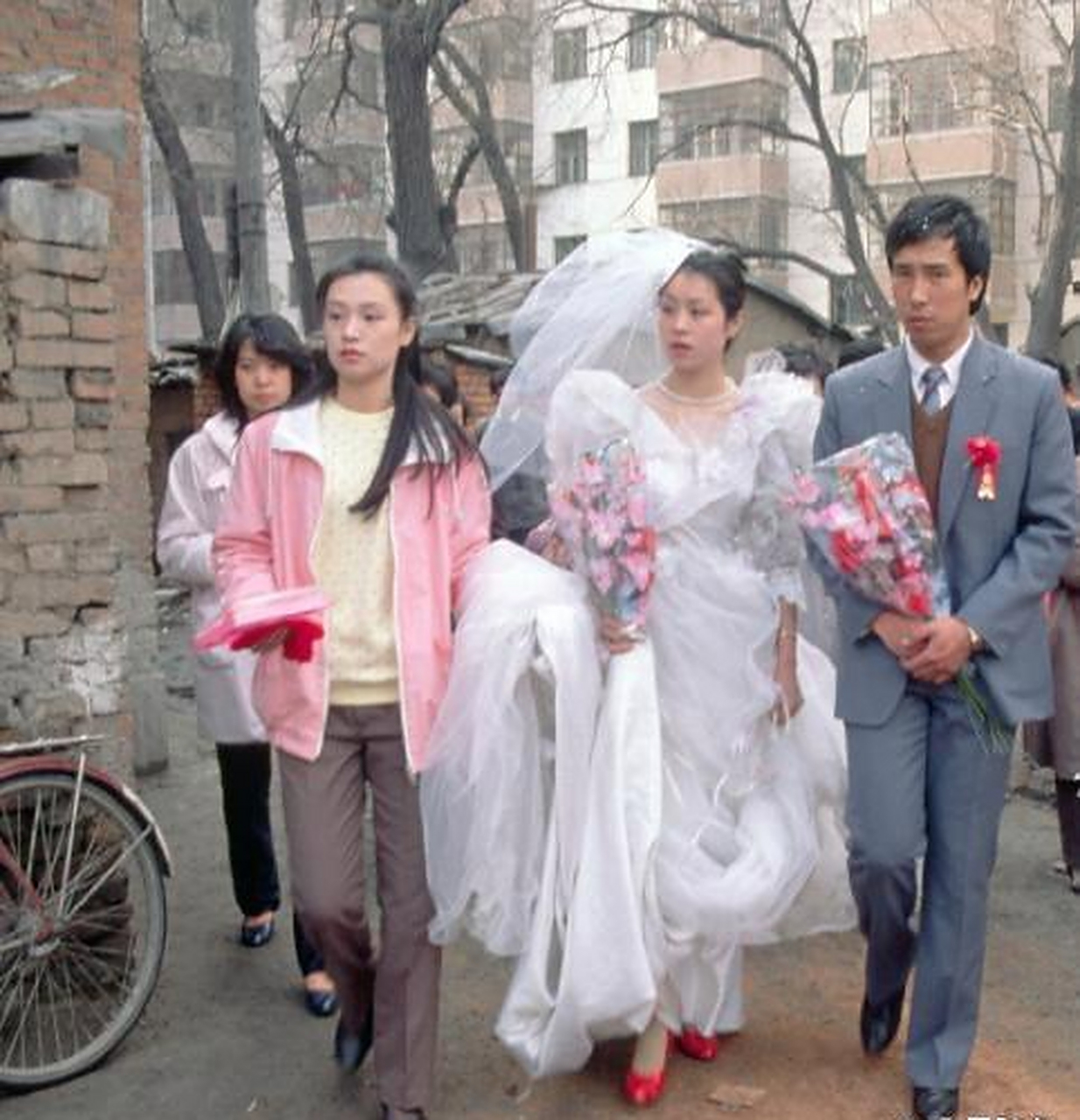 ♥90年代的新娘婚纱可真洁白呀!红鞋非常醒目♥