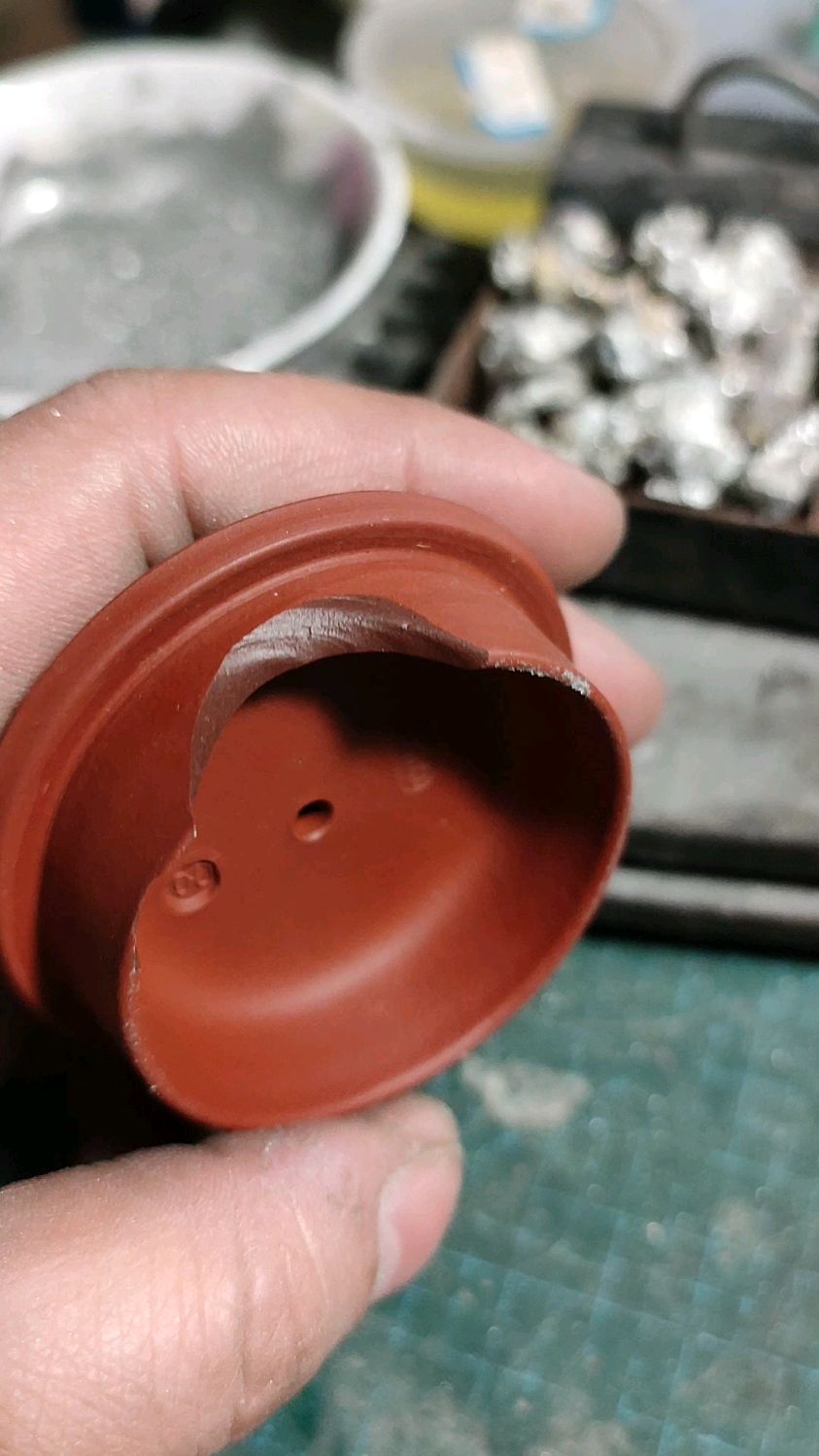 锔瓷手艺修复紫砂壶壶盖内沿大磕缺银合金补缺重塑