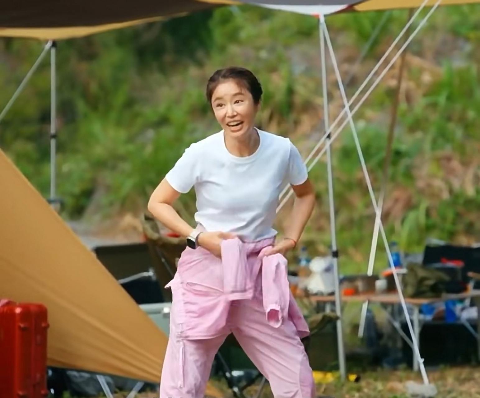 林心如录制户外综艺累瘦了不少,她这个年纪还能又蹦又跳参加运动环节