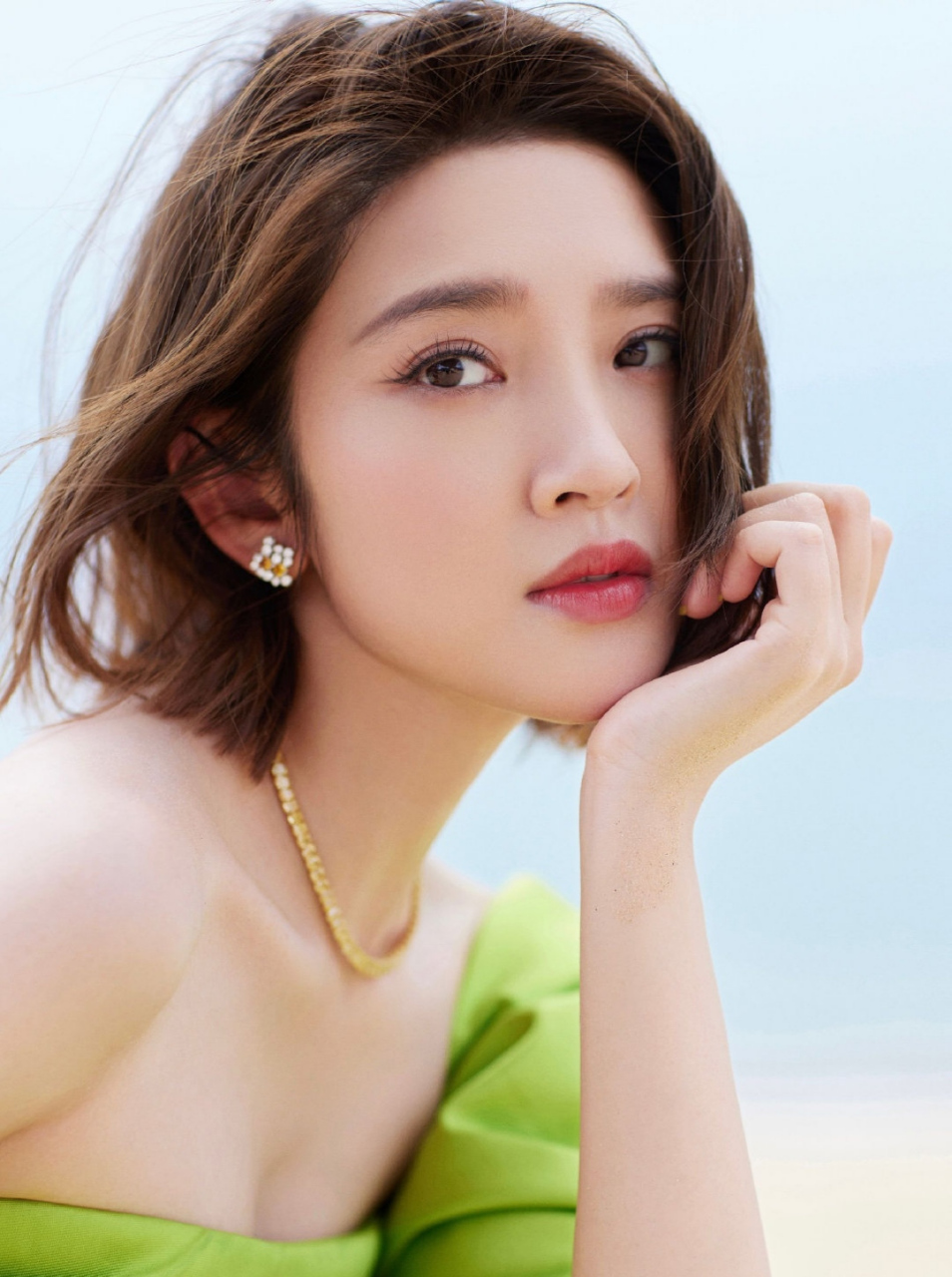 唐艺昕# 一袭绿色抹胸溜肩开叉裙,雪肤玉貌的容颜,白皙细嫩的肩颈线