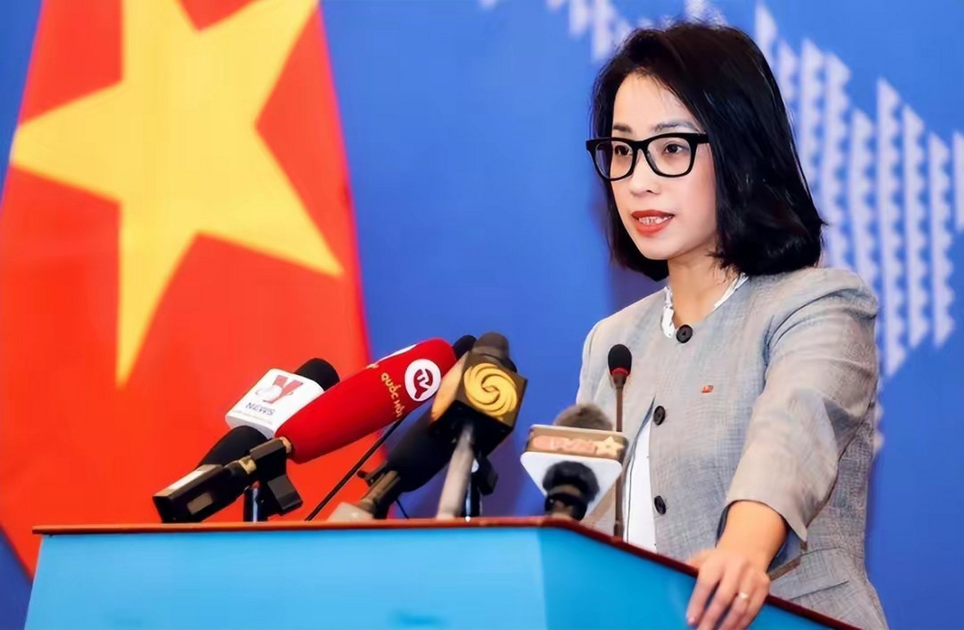 越南美女发言人,尽显东方女性的优雅妆容!