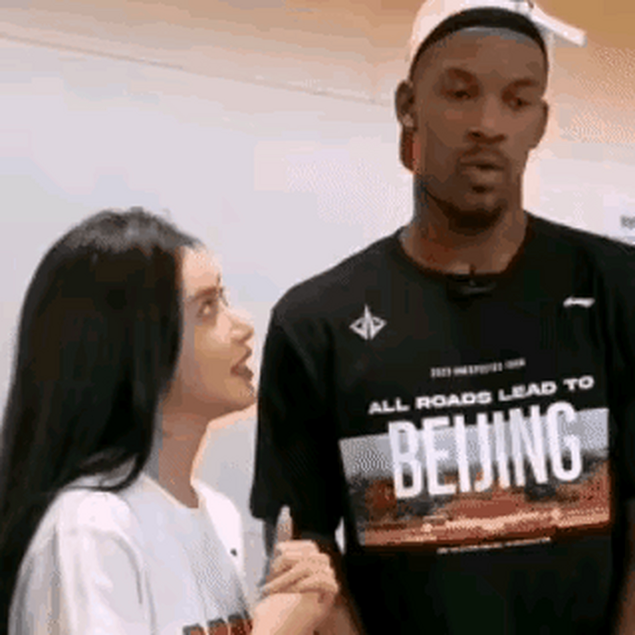 腾讯体育篮球记者美娜和巴特勒比手掌大小,趁机和巴特勒十指紧扣,撩的