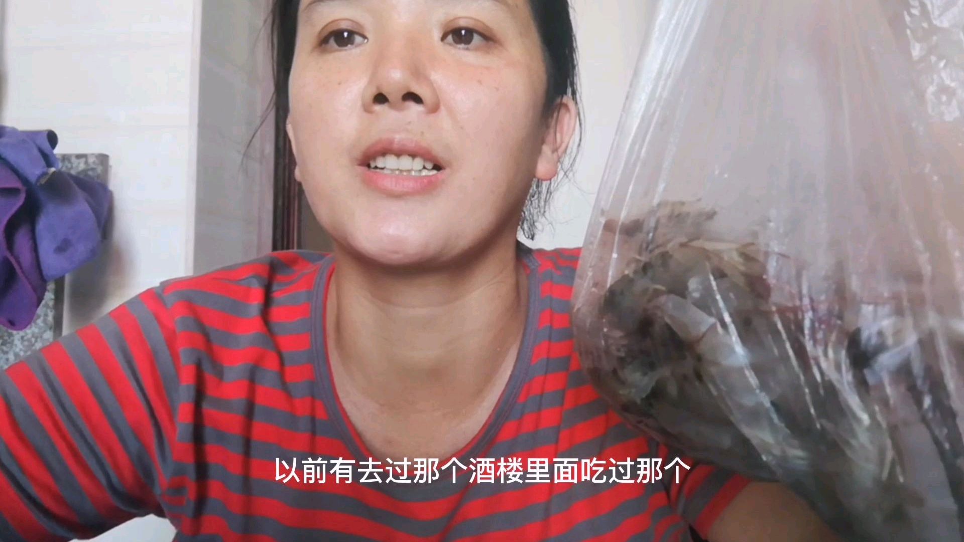 看看我今天做了什么好吃的,菠菜虾饺,鲜香嫩滑,大口吃痛快