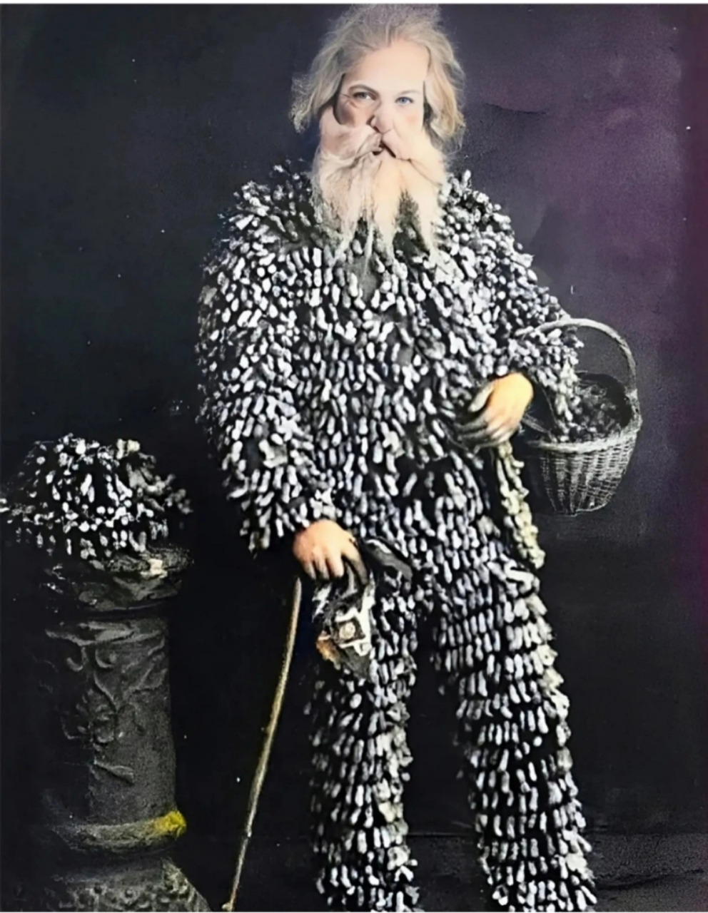 历史老照片,1890年,国外一位花白胡子的老人,他正在卖花生,他浑身都挂