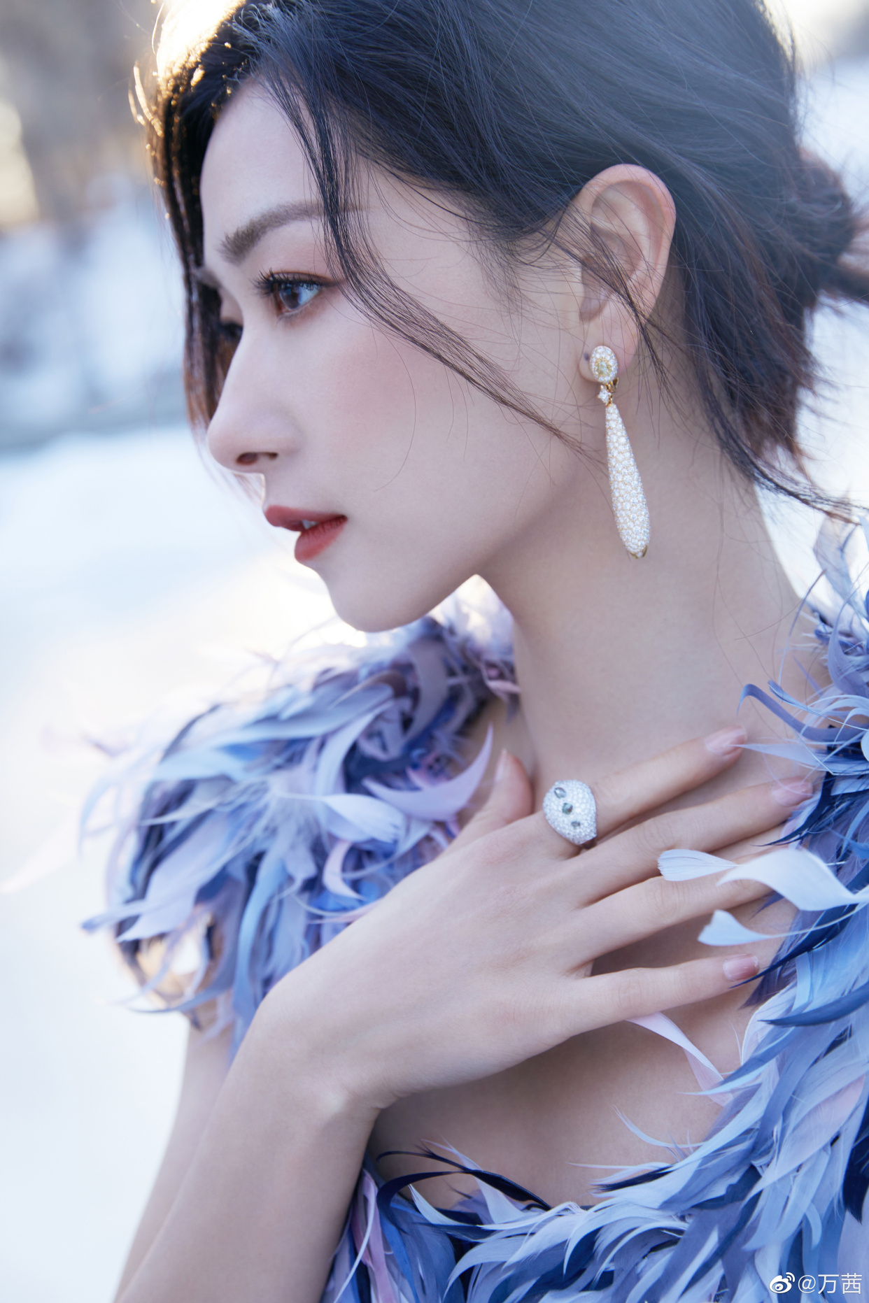 万茜雪中写真,一袭蓝白羽毛流苏长裙,清雅秀丽,温婉可人