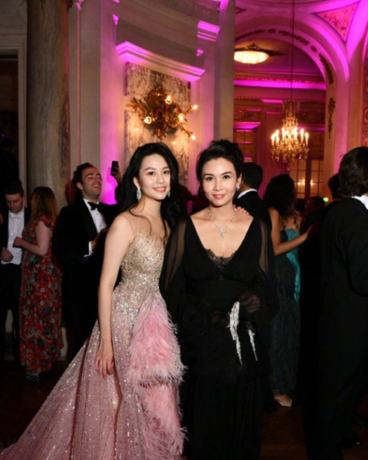 54岁女神邱淑贞近况曝光!路人镜头真实模样被赞!打扮朴素身材发福