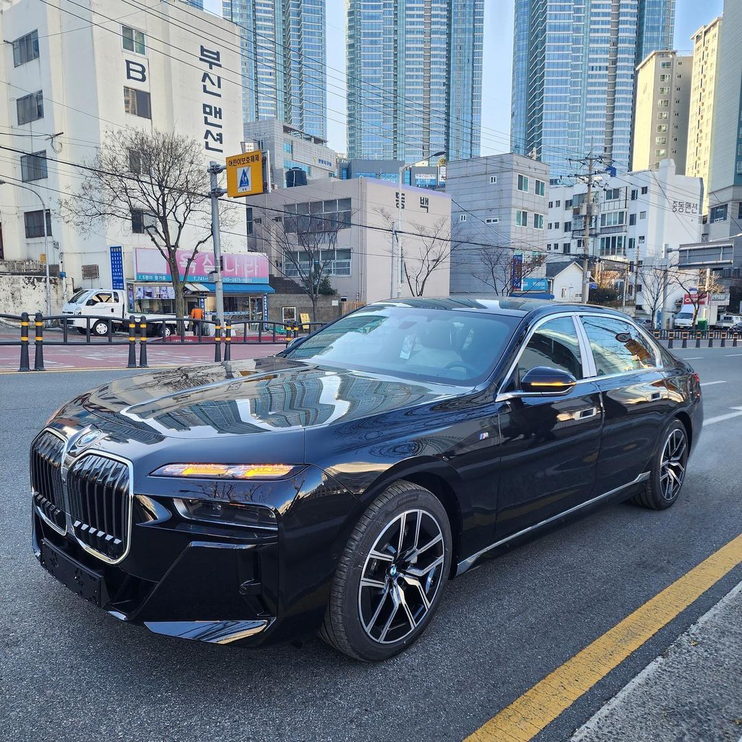 2023宝马740i登场!华丽又霸气,灯组变化明显,3.0t引擎不输s级