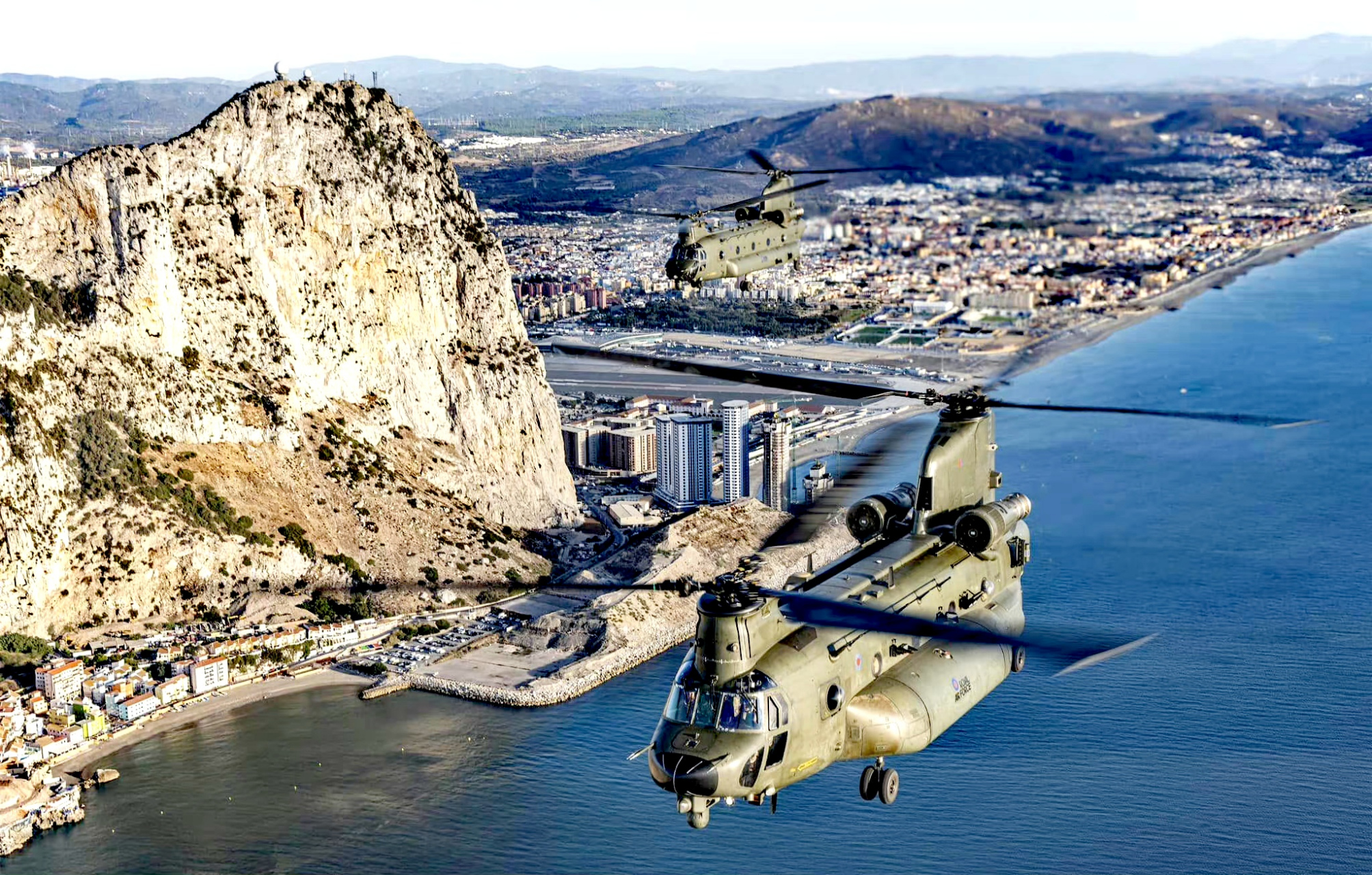 在直布罗陀海峡飞行的英国空军ch-47直升机,纵列双旋翼的直升机有种