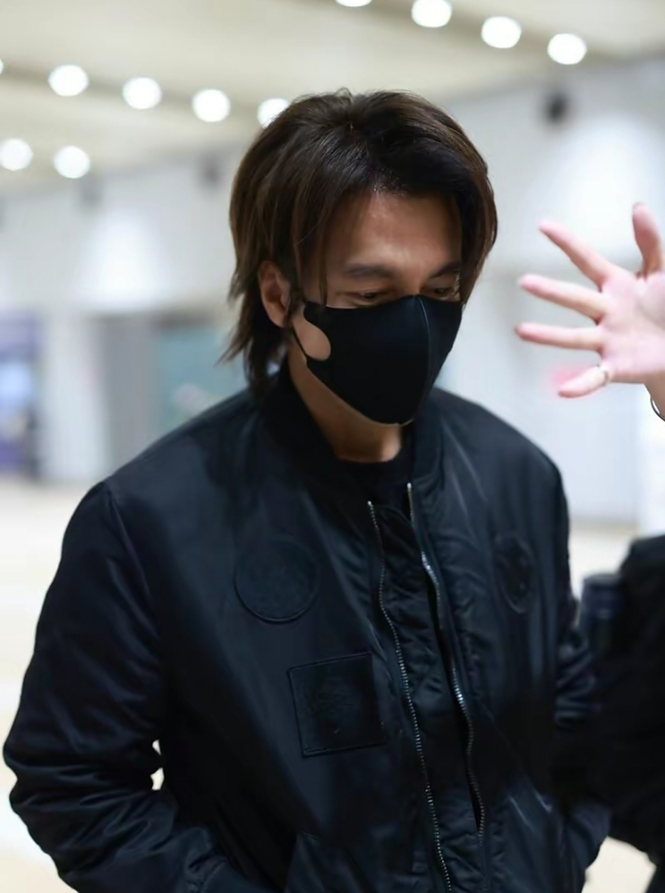 言承旭现身北京首都机场  明星机场照 言承旭现身北京首都机场