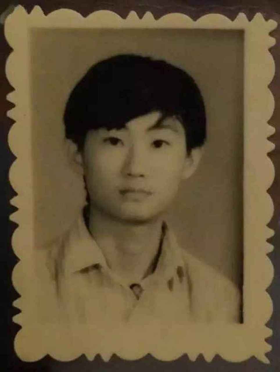 马化腾18岁时的一张学生登记照,照片中的他留着学生发型,一双丹凤眼