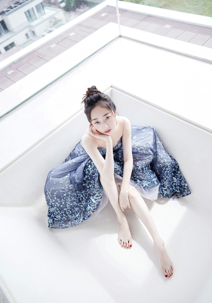 演员蒋梦婕美脚合集,2010年,蒋梦婕凭借出演个人首部电视剧《红楼梦》