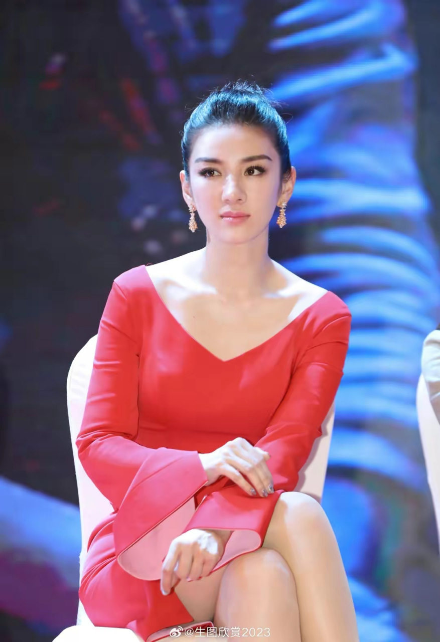 43岁黄奕穿红色礼服裙新造型亮相 ,脖颈白的能"反光"!