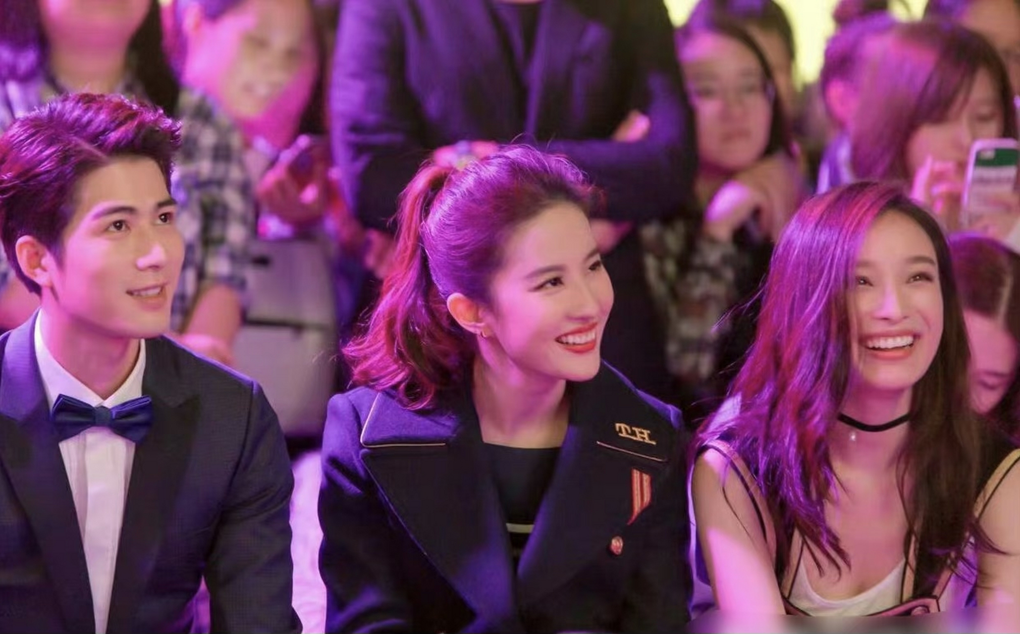 刘亦菲和倪妮坐在一起,倪妮的高冷突然不见了,变得温柔可人,在神仙